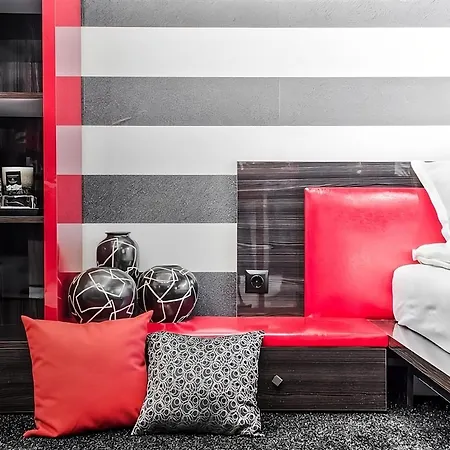 布尔加斯豪华公寓 *